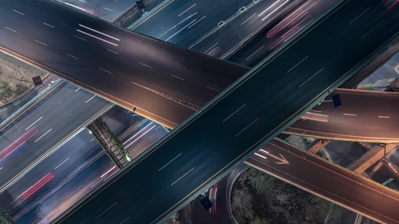 hiperlapse vista aérea del tráfico de la ciudad puente de la autopista, avenidas por la noche, ciudad de méxico