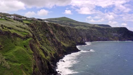 Enormes-Acantilados-Escarpados-En-La-Costa-Atlántica-De-Las-Azores,-Paso-Elevado