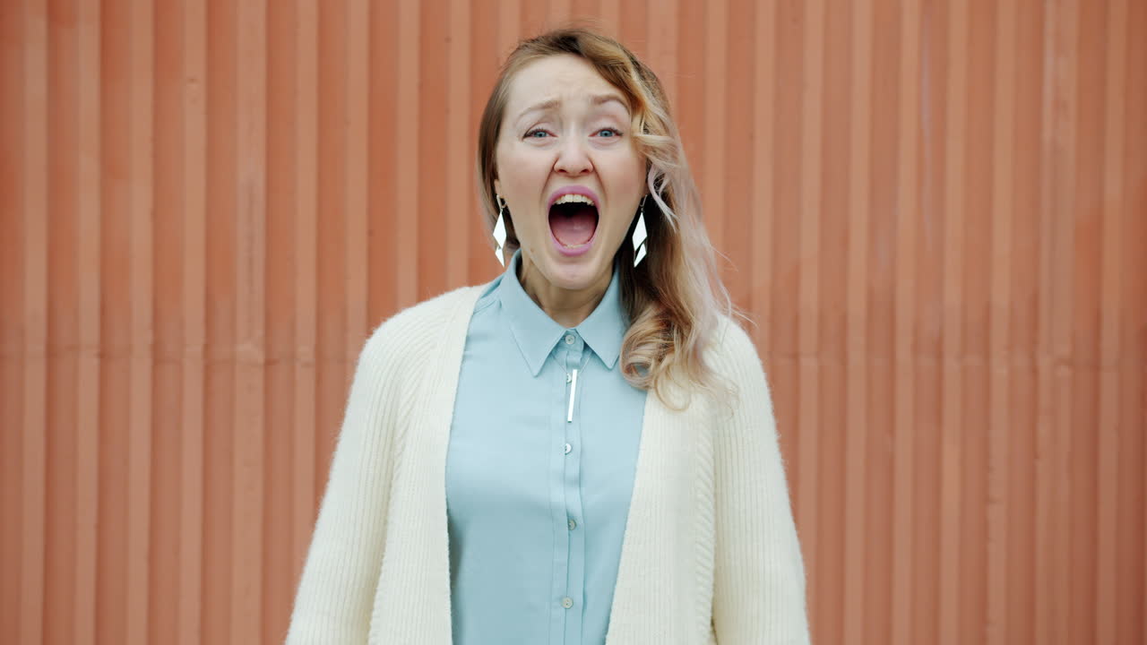 una mujer expresando su ira.