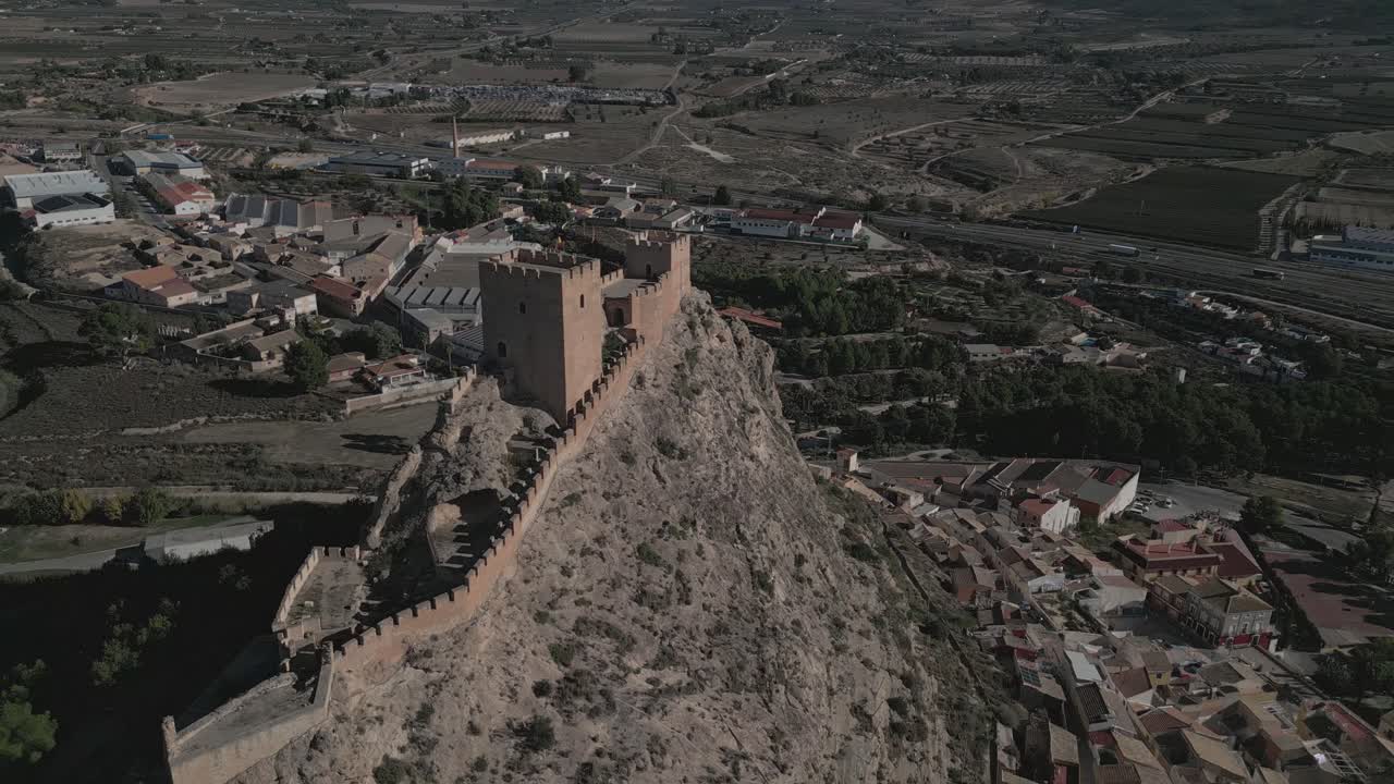 castillo y ciudad de biar en alicante, que muestra la arquitectura histórica y el paisaje, vista aérea