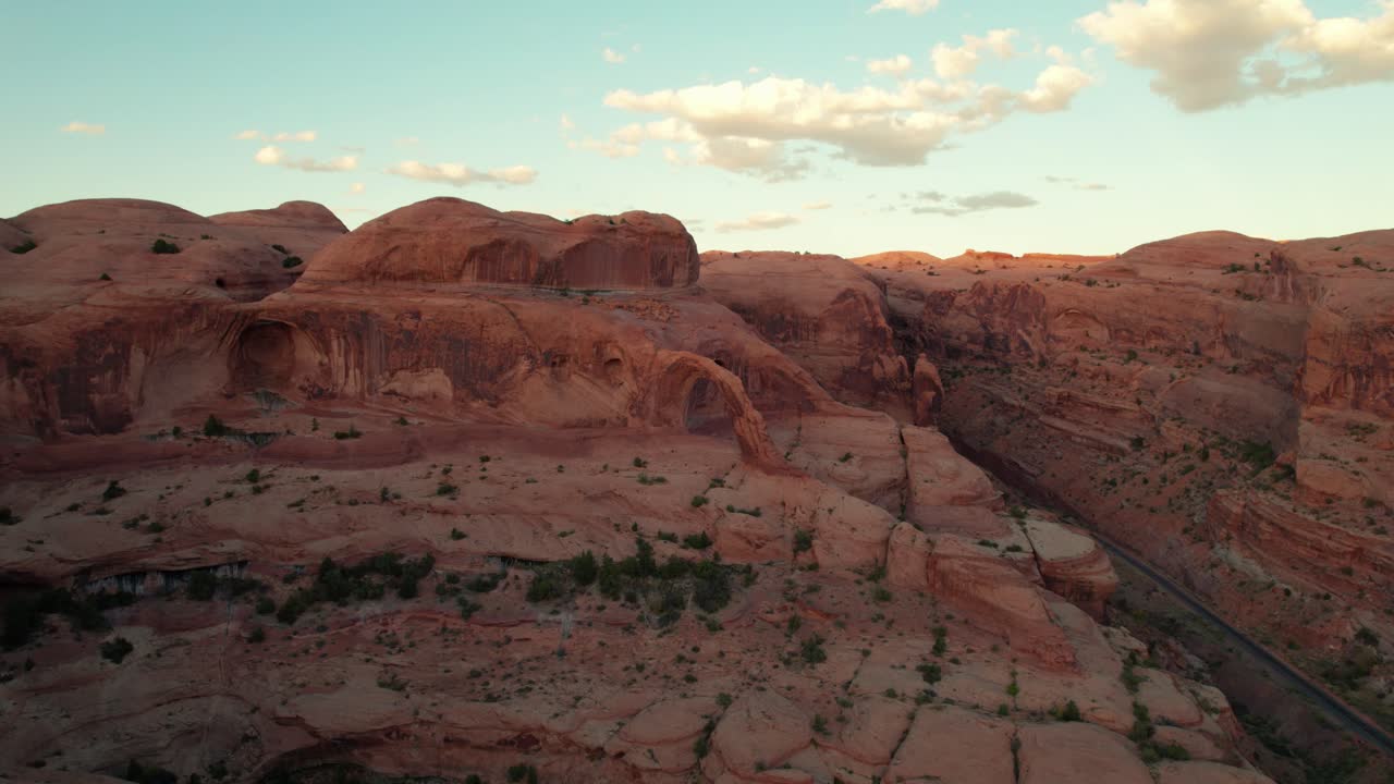 Vista aerea con drone: ripresa in allontanamento dell'Arco Corona a Moab, Utah