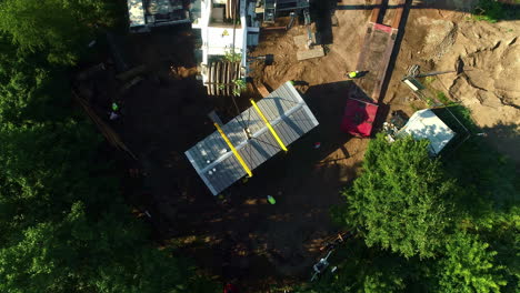 material de elevación de grúa para la construcción de una casa privada, vista aérea de arriba hacia abajo