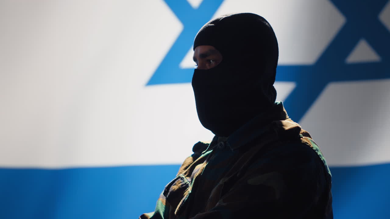 Vue rapprochée d'un espion de l'opération de contre-intelligence israélienne dans la salle de guerre