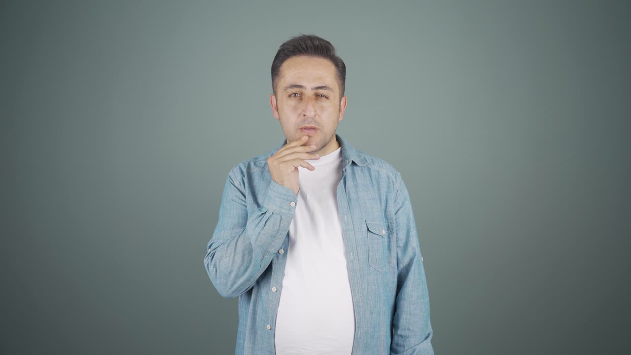 hombre pensativo hacia la cámara viene con una idea.