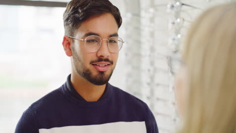 Optiker-Hilft-Einem-Kunden-Bei-Der-Brillenauswahl