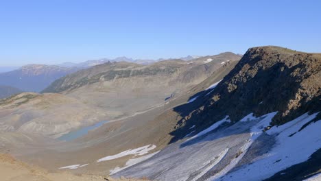 Snowy-Panorama-Ridge-Near-Lake-At-The-Garibaldi-Provincial-Park-In-Whistler,-Canada