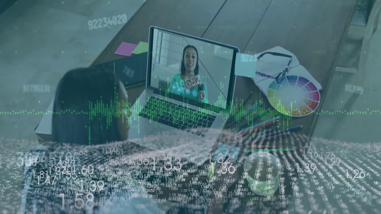 animación con procesamiento de datos sobre mujer de negocios afroamericana en la oficina