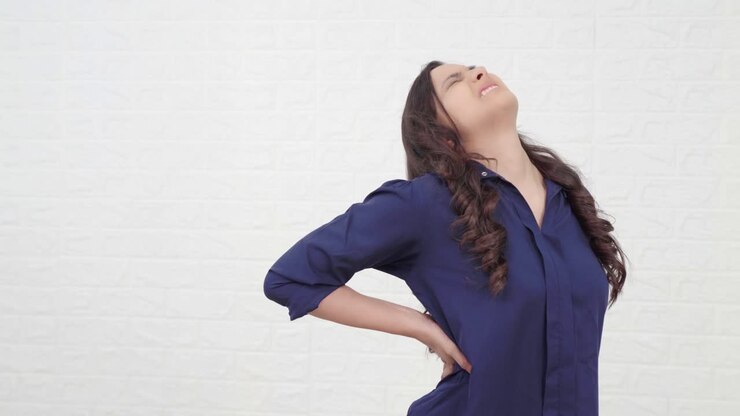 una joven india con dolor de espalda