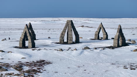 Parallax-Lifting-Neigeansicht-Des-Icealnd-Stonehenge-Denkmals-Im-Winter-An-Einem-Sonnigen-Tag