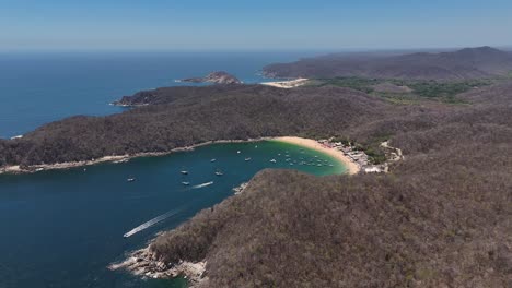 Videoclip-De-4k,-Drones-En-Huatulco,-México,-Oaxaca,-Destino-De-Verano,-Playas-Soleadas-Y-Montañas-Al-Fondo