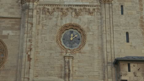 detalle del reloj en la fachada de la catedral de san esteban en viena, austria