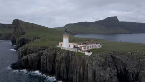 Imágenes-Aéreas-De-Drones-De-4k-Que-Rodean-El-Faro-De-Los-Acantilados-De-Neist-Point-En-Escocia,-Reino-Unido,-Con-Olas-Rompiendo