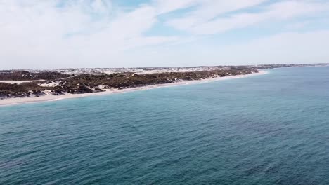vista aérea hacia la costa y las dunas de eden beach, perth, australia