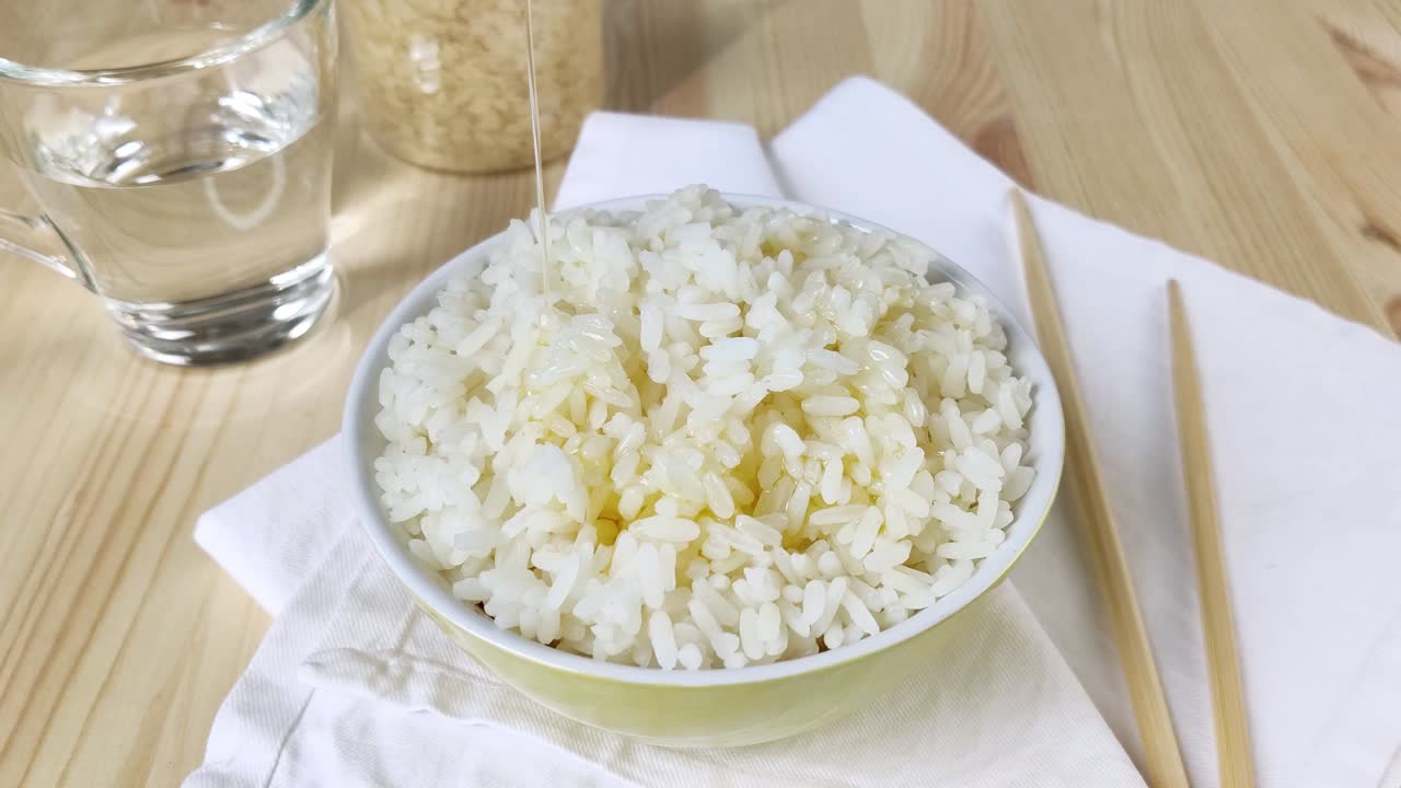 el arroz blanco hervido se vierte con aceite vegetal