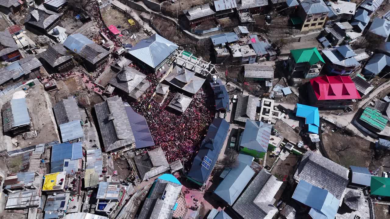 ヒマラヤの村での宗教祭の空撮