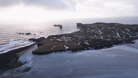 Eiswasserspülung-An-Der-Küste-Der-Halbinsel-Dyrhólaey-Am-Strand-Von-Reynisfjara,-Island