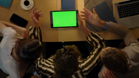 Frau-Demonstriert-Kollegen-Green-Screen-Tablet.-Menschen,-Die-Im-Coworking-Arbeiten.