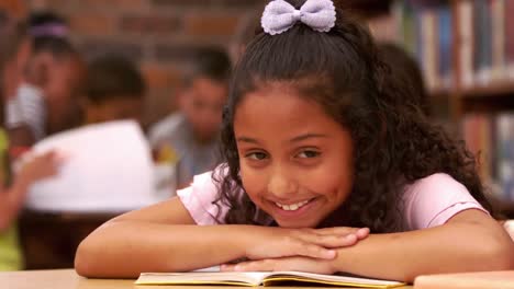 niño lindo en la escuela sonriendo a la cámara