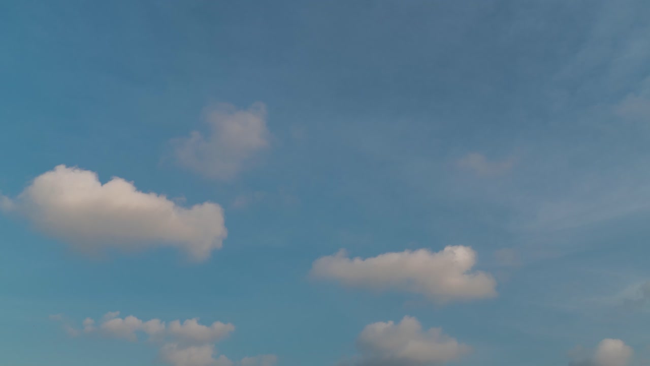 구름이 많은 파란 하늘