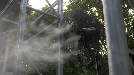 ventilador de habitación eléctrico viejo y oxidado que sopla humo y gira