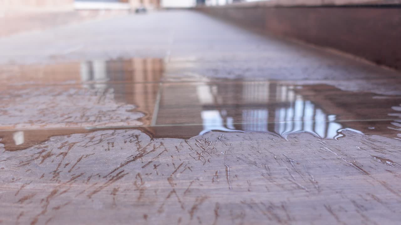 타일 된 바닥 에 있는 물 웅이