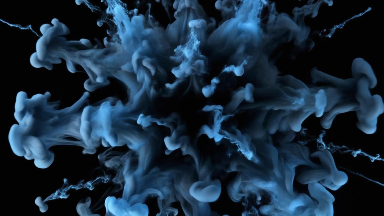 Esplosione di inchiostro blu nell'acqua su sfondo nero