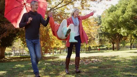 Familie-Geht-Hand-In-Hand-Im-Freien