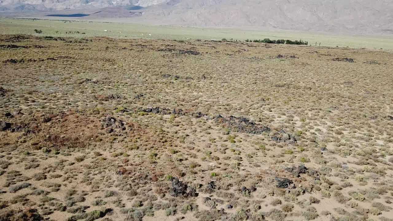 화창한 여름날 앨라배마 언덕 아래 사막 계곡, 시에라 네바다 경사면, 캘리포니아