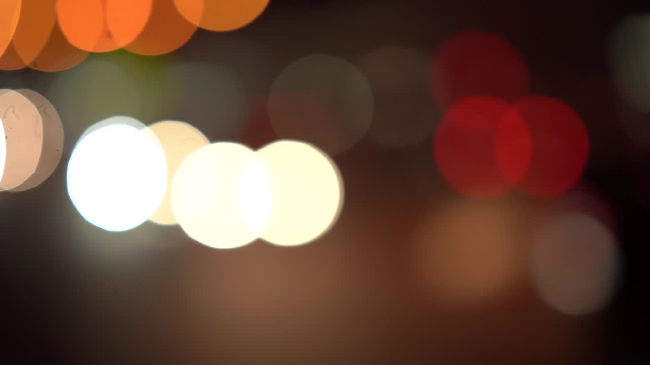 desenfocado y borroso noche ciudad calles luces de tráfico bokeh fondo.