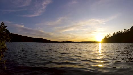 Puesta-De-Sol-De-Verano-En-Un-Lago-De-Escudo-Boreal-De-Travesía-En-El-Norte-De-Ontario,-Canadá