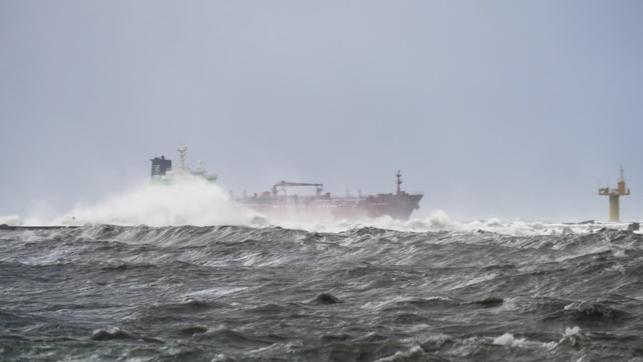 격렬한 바다에서 배