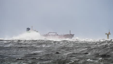 barco en un mar agitado