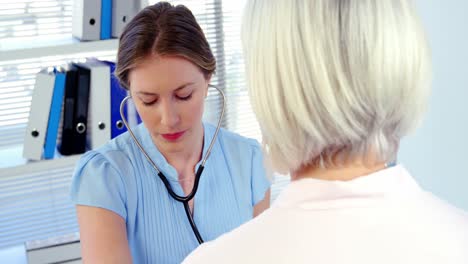 doctora examinando a un paciente