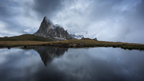 Passo-Giau-Italienische-Dolomiten-Stimmungsvolle-Reflexion-Im-Zeitraffer