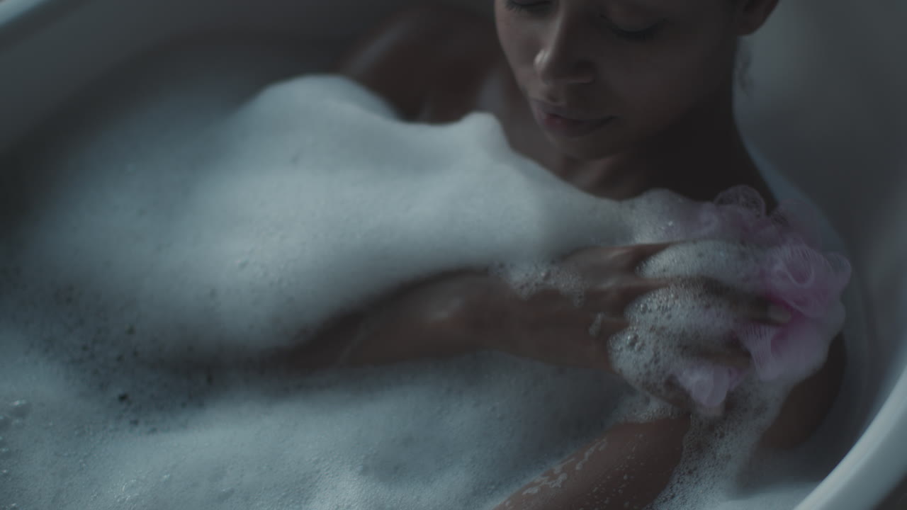 편안 한 거품 목욕 을 즐기는 여자