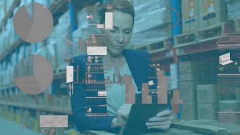 animación de una mujer caucásica que trabaja en un almacén usando una tableta para procesar datos