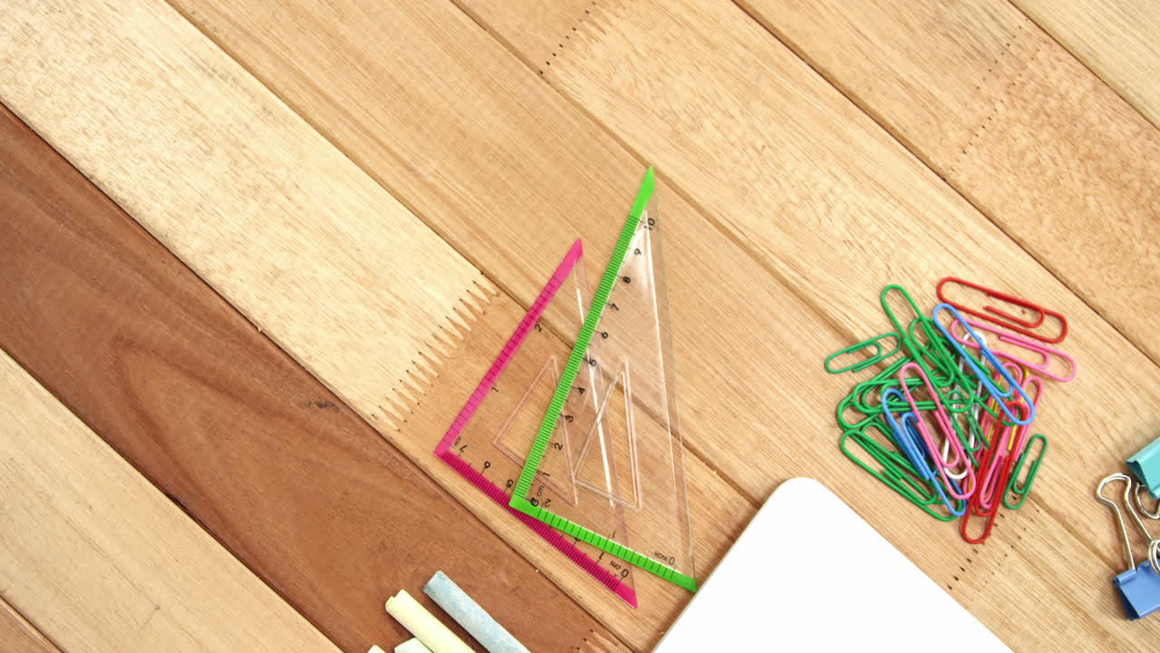 tiza, cuadrado y clips de papel con portátil