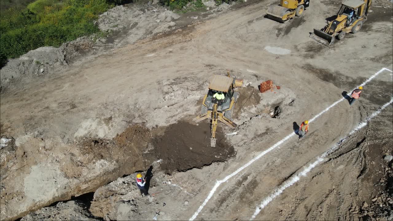 excavadora arrojando tierra en el sitio de construcción del parque de la ciudad trabajando