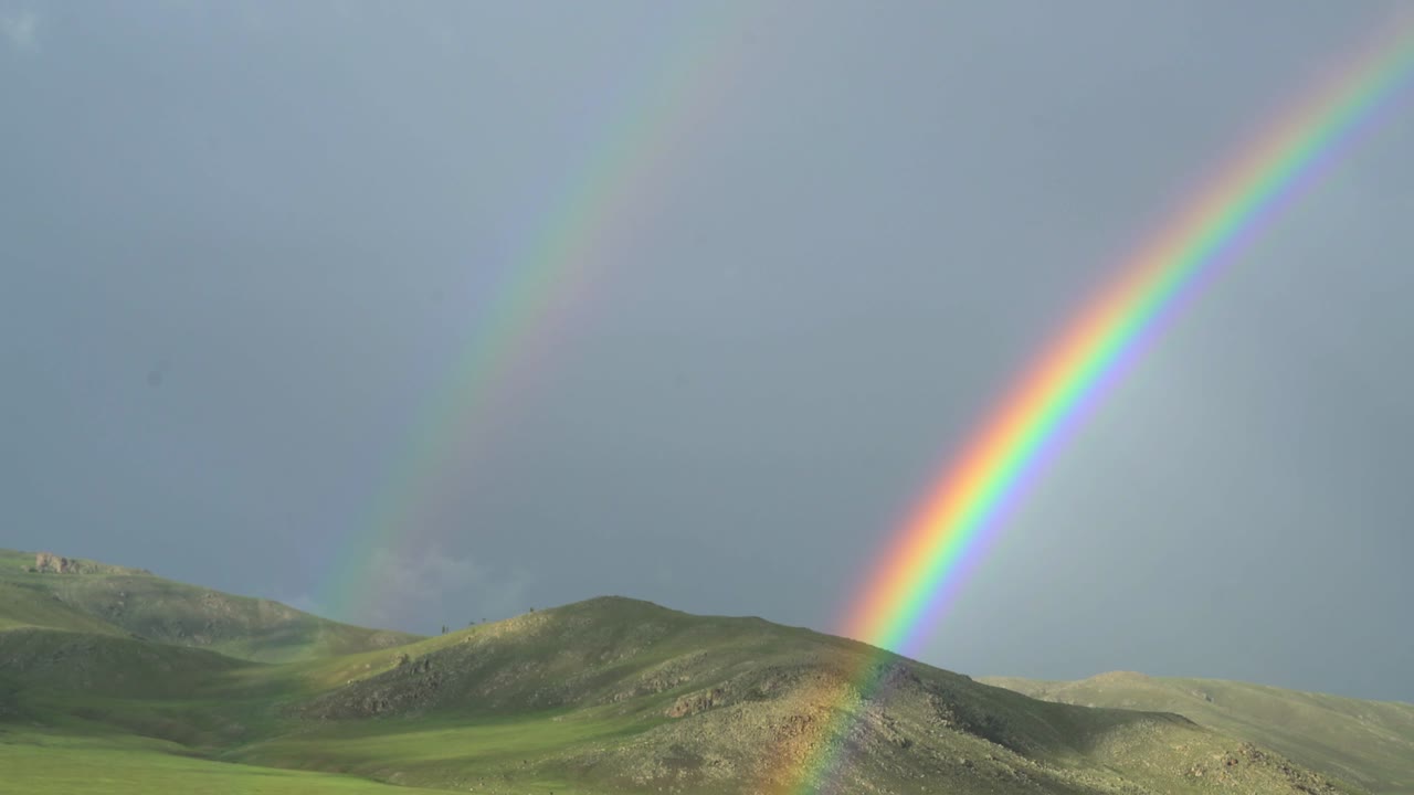 arco iris colorido en un vasto prado sin árboles