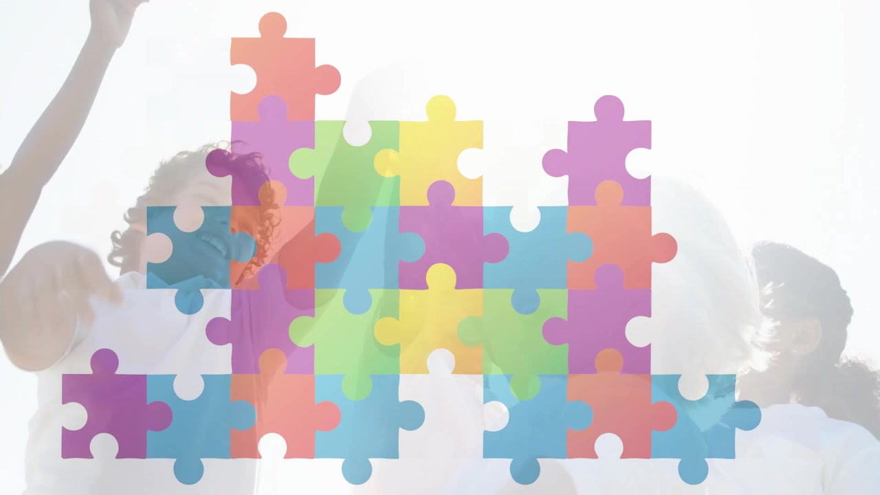 Bambini illuminati dal sole con le braccia alzate, un pezzo viola che appare, mentre compongono un puzzle colorato in sovrapposizione per la scuola.