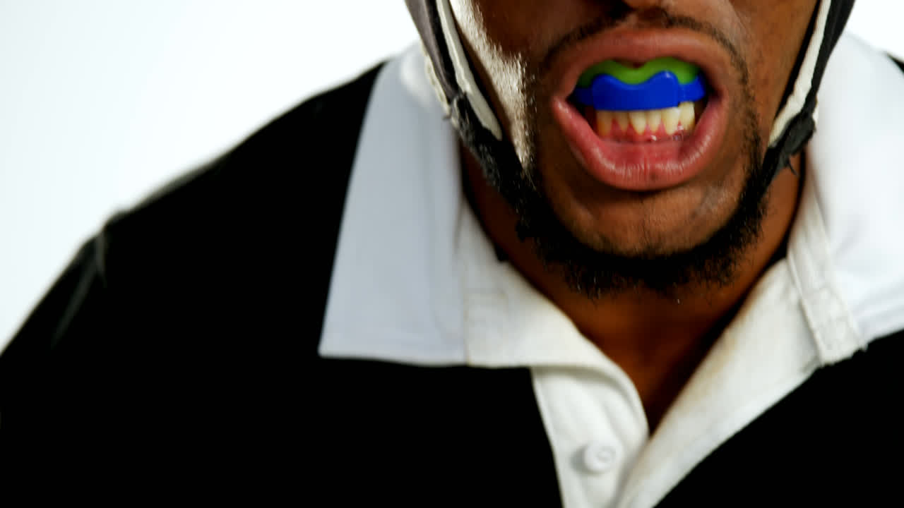 jugador de fútbol americano sosteniendo una pelota