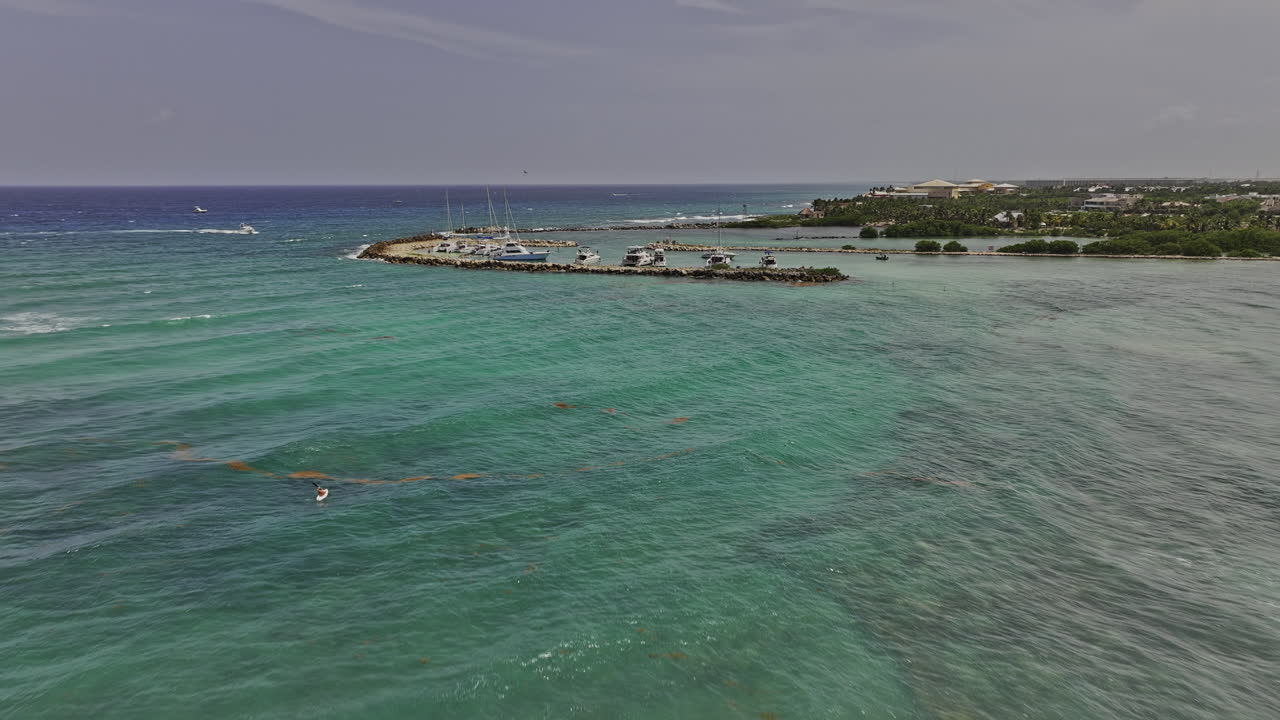 puerto aventuras méxico sobrevuelo aéreo v4 capturando el agua prístina de la bahía, charters privados atracados en la bahía de la bocana, hoteles turísticos frente al mar y casas de vacaciones - filmado con mavic 3 pro cine - julio 2023