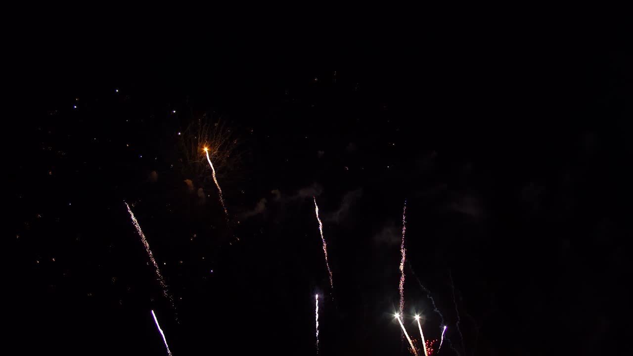 Sfondo notturno con spettacolo di fuochi d'artificio colorati