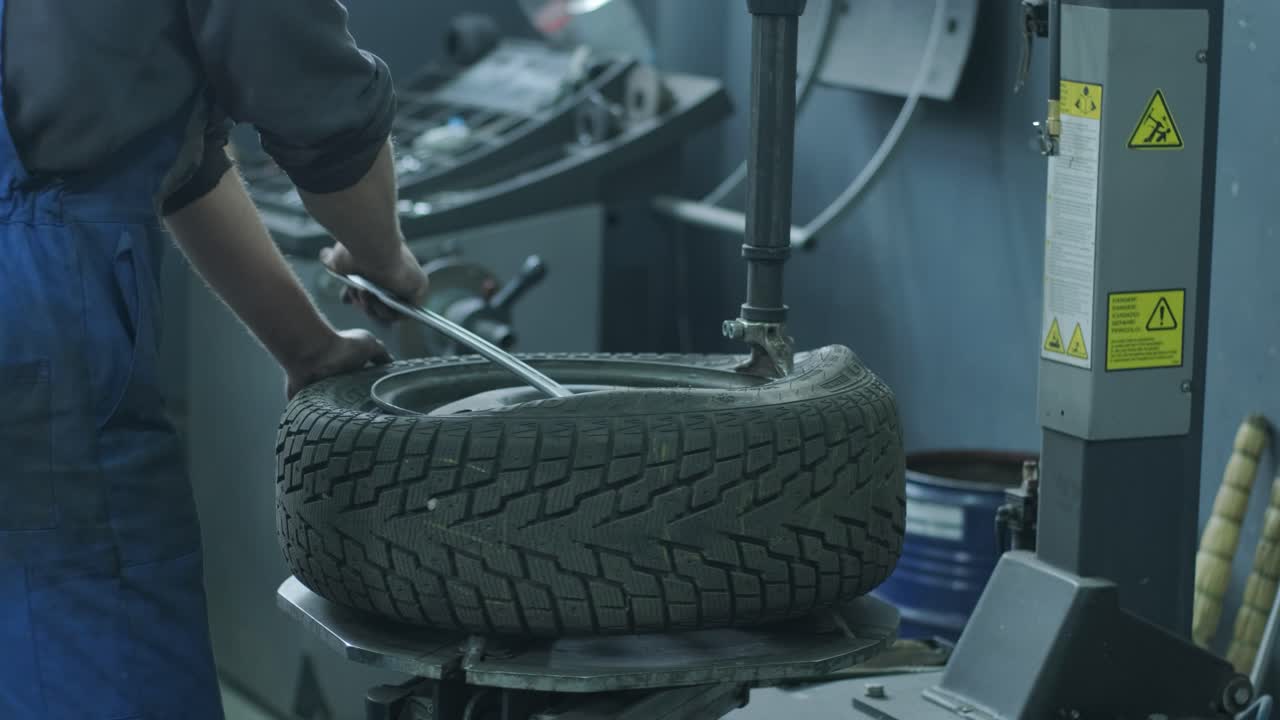 instalación profesional de neumáticos en un servicio de automóviles