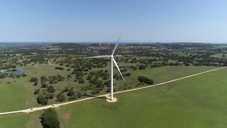 Luftvideo-Einer-Windkraftanlage.-Kamera-Erhebt-Sich