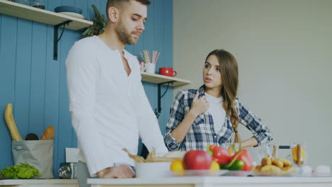 pareja discutiendo en la cocina