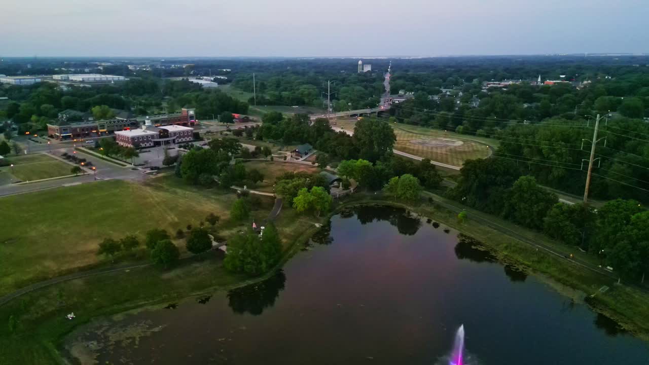 Un’ampia ripresa aerea cattura la serena bellezza del Settlers Park a Plainfield, nell’Illinois, al crepuscolo