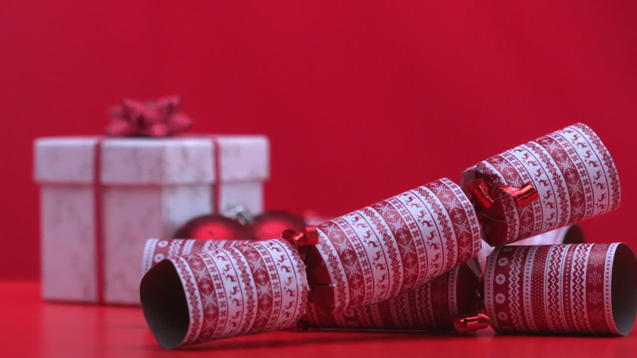 las galletas de navidad caen y rebotan junto al presente.