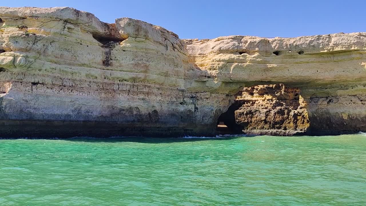 portugal algarve formaciones rocosas costeras con arcos y olas salvajes