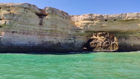 Portugal-Algarve-Formaciones-Rocosas-Costeras-Con-Arcos-Y-Olas-Salvajes